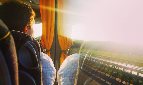 vista-traseira-de-um-homem-olhando-atraves-da-janela-onibus